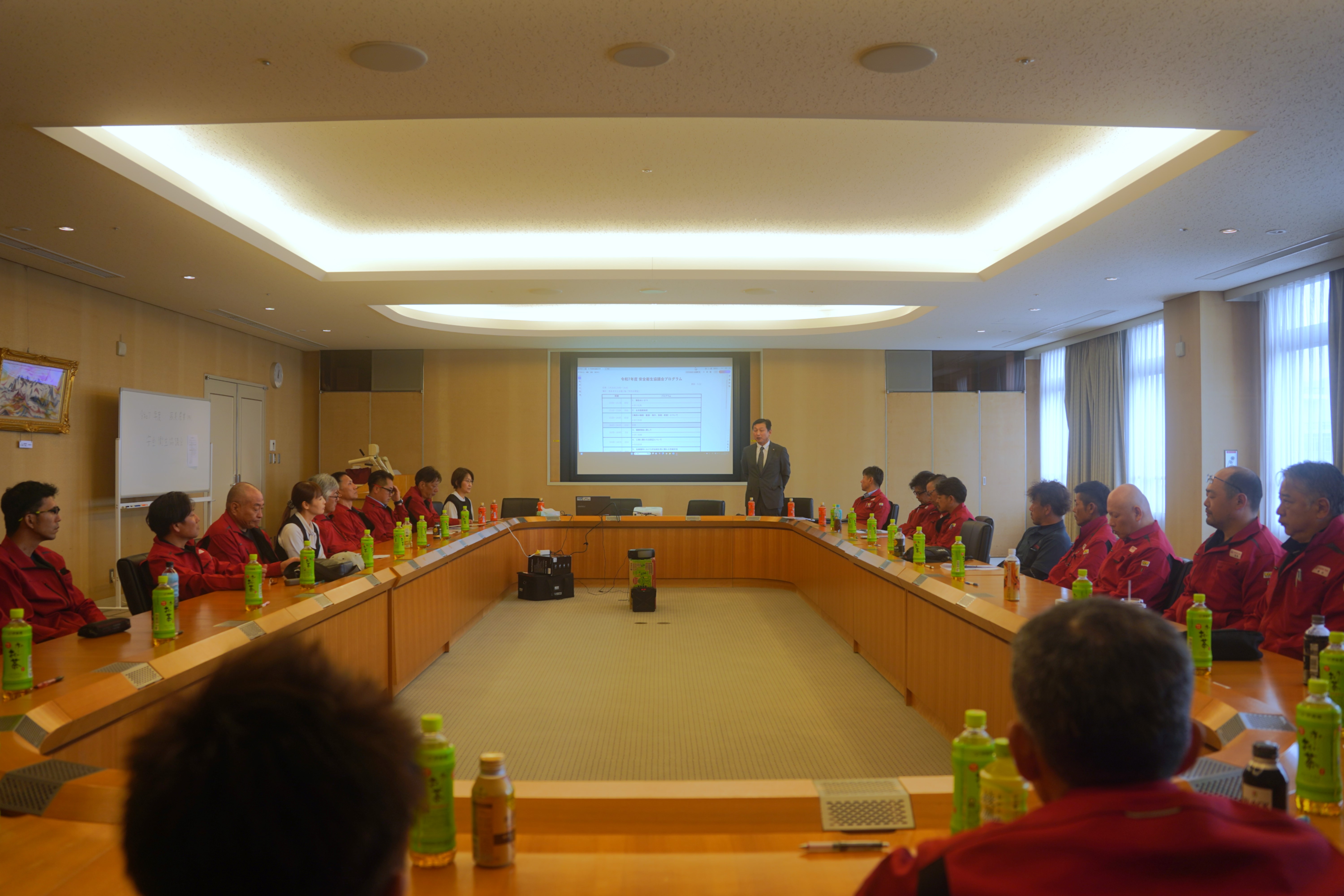 全従業員で話し合いをしている様子