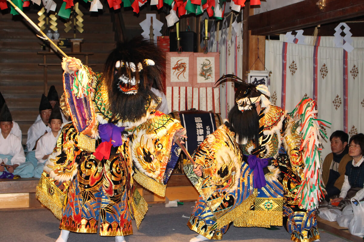 龍御前神社にて夜神楽の舞を鑑賞している様子です